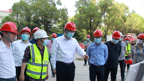 0411杭鋼集團黨委副書記、總經(jīng)理林亮帶隊赴環(huán)保集團開展安全生產(chǎn)和疫情防控大檢查現(xiàn)場.jpg